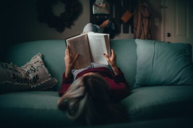 เปลี่ยนเครียดเป็นสุขได้ด้วยการอ่าน มาดูประโยชน์ดีๆจากการอ่านหนังสือกันเถอะ