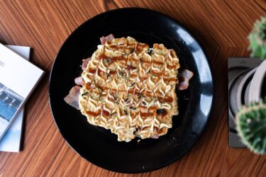 โอโคโนมิยากิ (Okonomiyaki) พิซซ่าญี่ปุ่น อร่อยทุกที่!